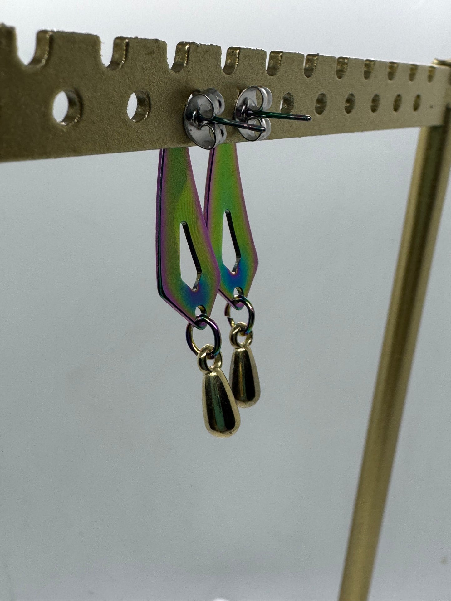 Rainbow and gold-plated teardrop stud earrings