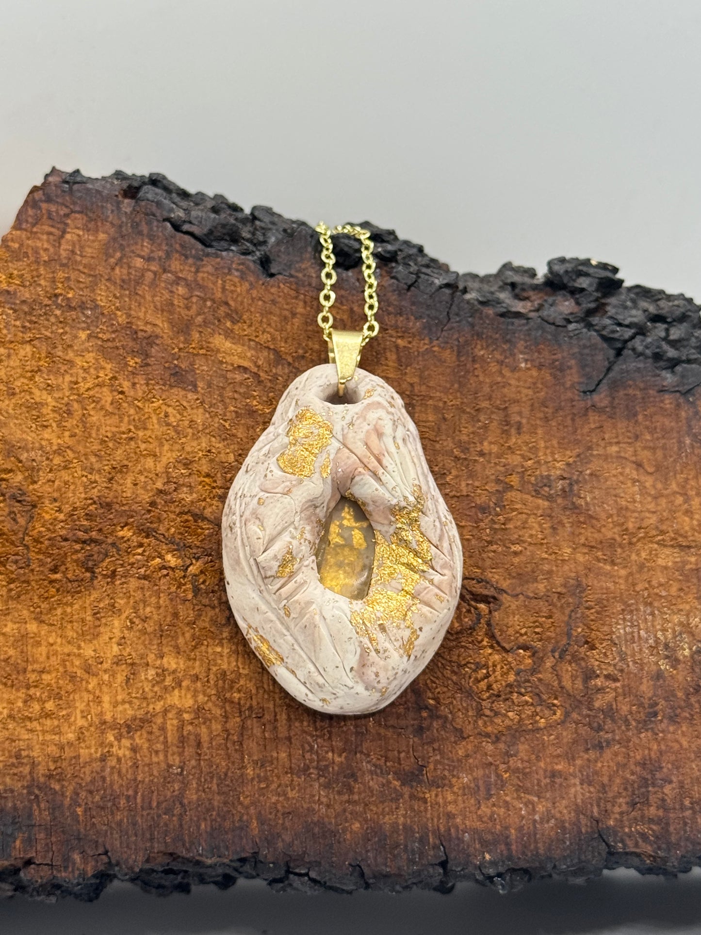 Gold and beige sunstone necklace