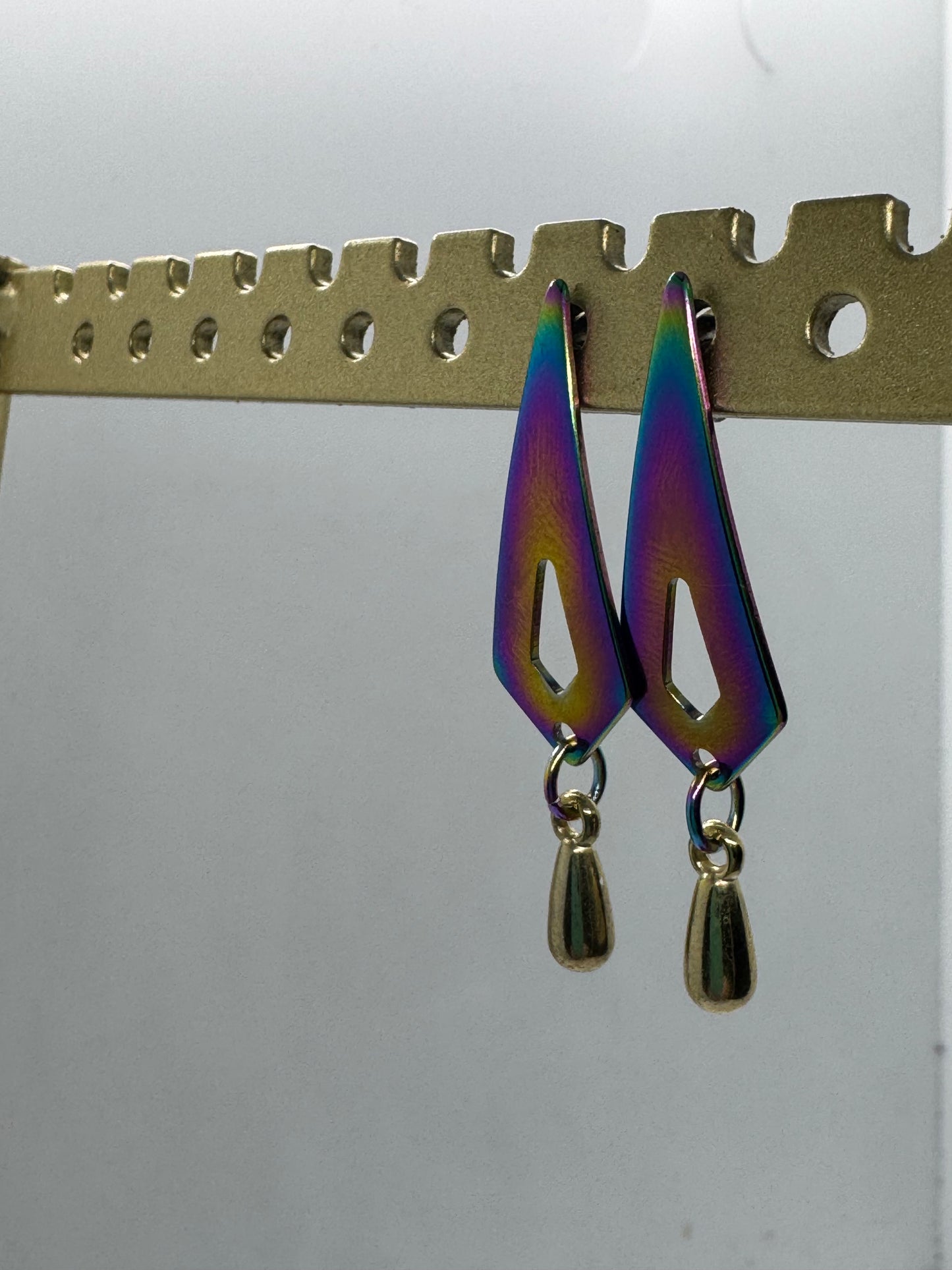 Rainbow and gold-plated teardrop stud earrings